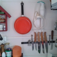 Organização na cozinha: temperos, mantimentos e apetrechos.